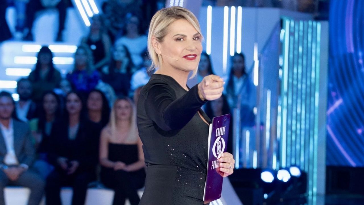 Grande Fratello, crollano gli ascolti ma non il programma: costi bassi e fiducia per la Ventura