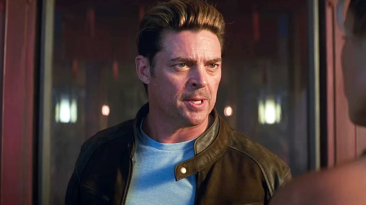 Mortal Kombat 2, Karl Urban anticipa l'arco narrativo di Johnny Cage nel sequel d'azione