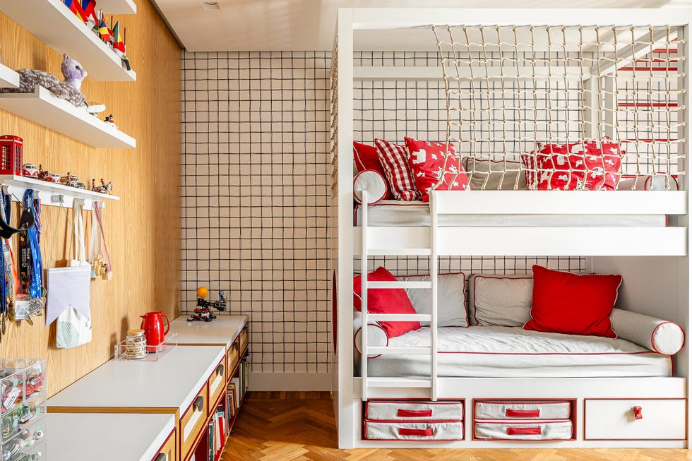 paneles pivotantes de madera definen los espacios de esta casa que ha mantenido algunos de sus elementos originales y tiene un balcon precioso