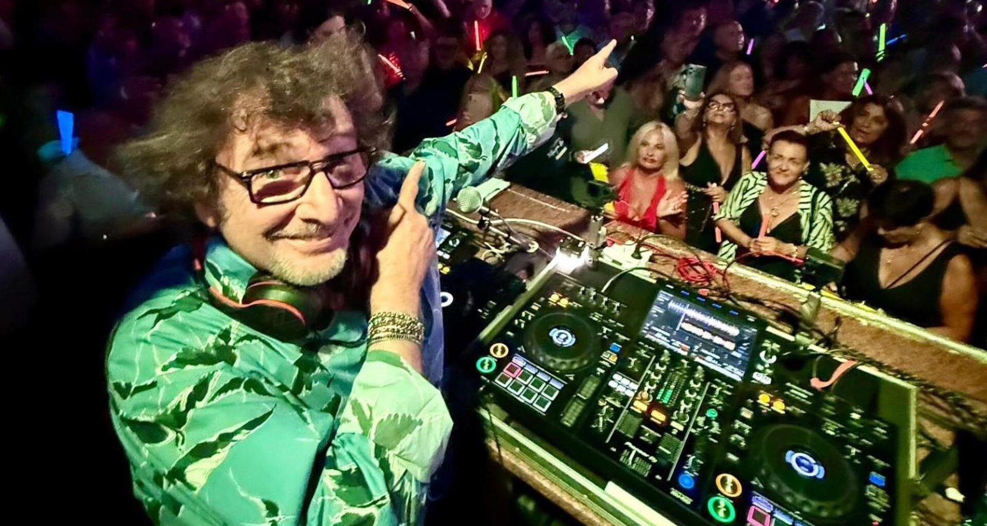 Cecchetto: “Gli scherzi di Fiorello, la scoperta di Jova. Con mia moglie sempre in camere separate”