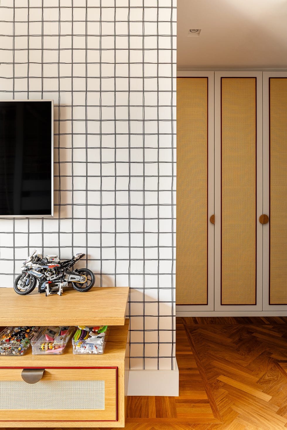 paneles pivotantes de madera definen los espacios de esta casa que ha mantenido algunos de sus elementos originales y tiene un balcon precioso