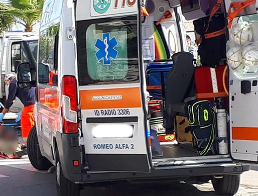 Parcheggia nel cortile di casa, l’auto si muove e investe la figlia. Grave ragazzina di 13 anni