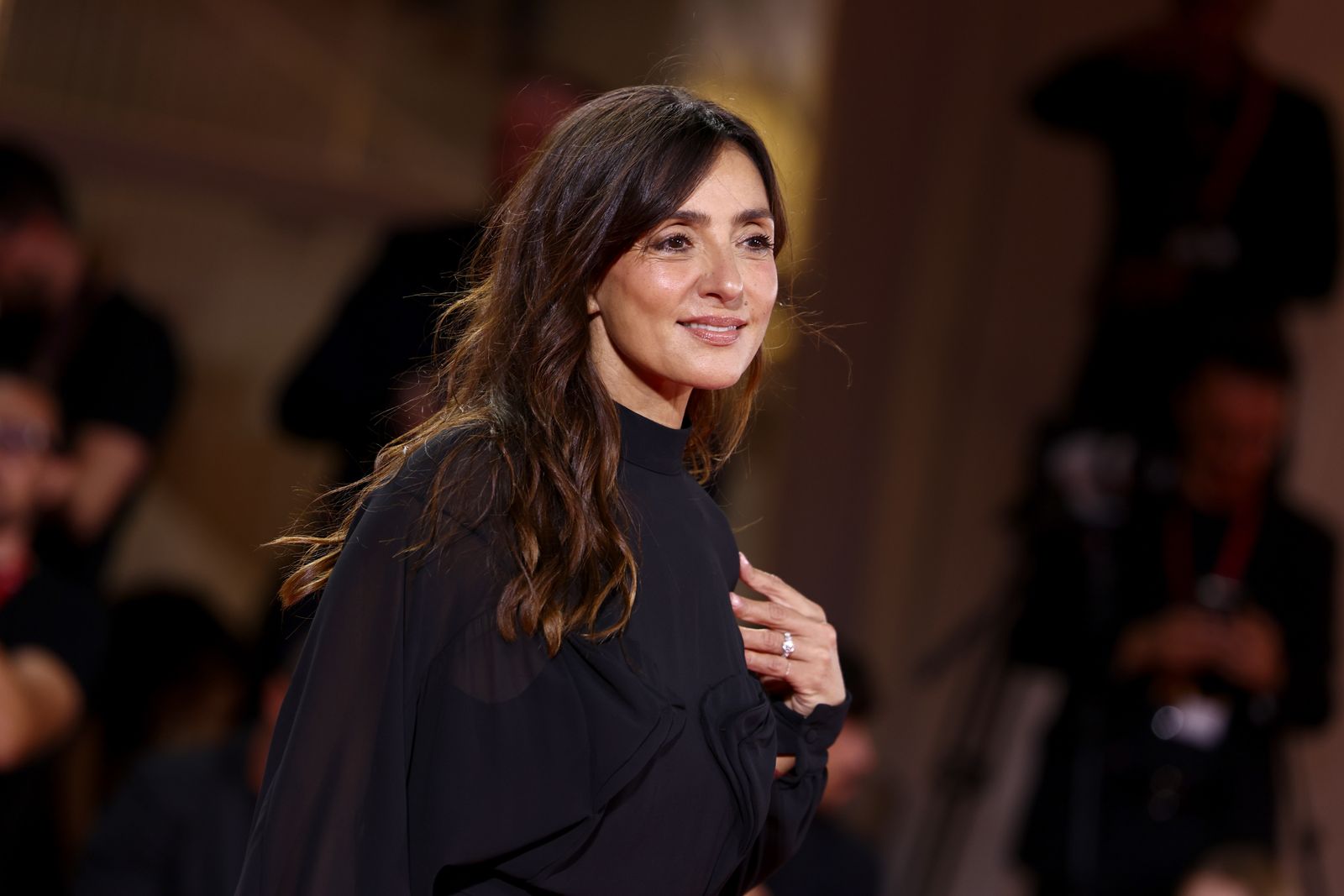 Ambra Angiolini 48 anni dopo alcune storie importanti oggi è single.