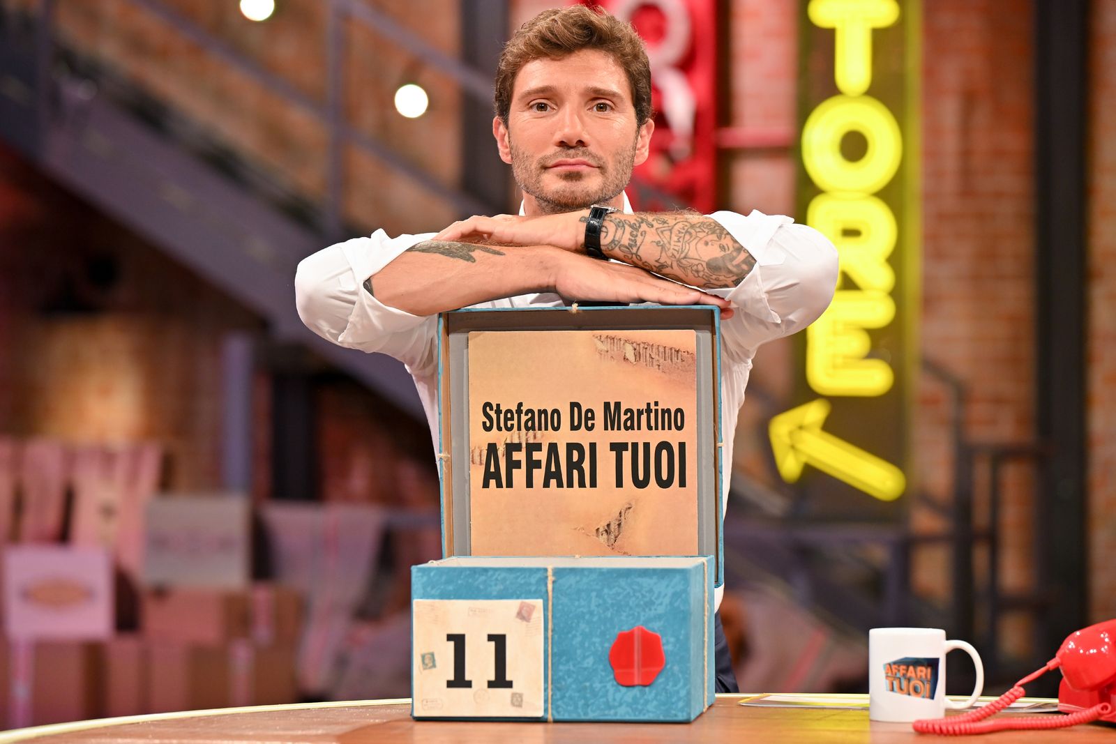 Stefano De Martino e la compagna sono finiti su un sito porno dopo l'hackeraggio delle telecamere della casa di lei.