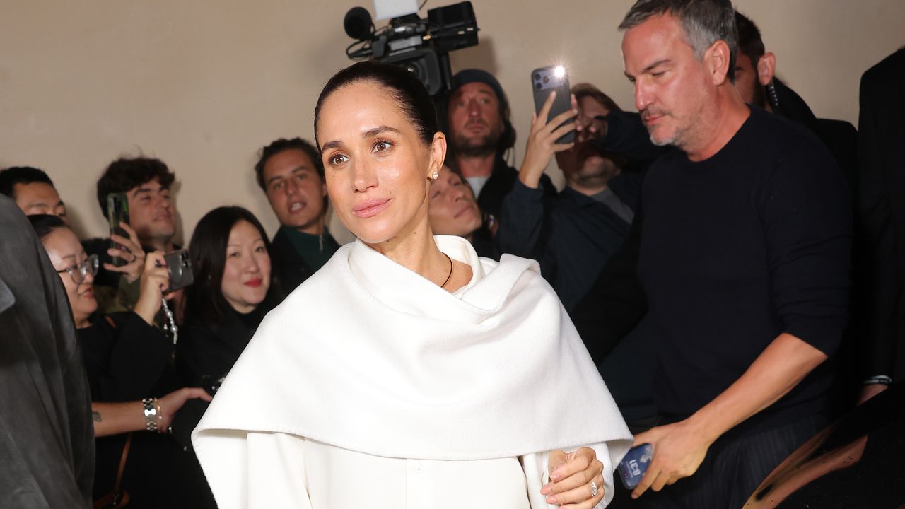 Meghan Markle alla Paris Fashion Week fa il suo "debutto" in total white per la sfilata di Balenciaga