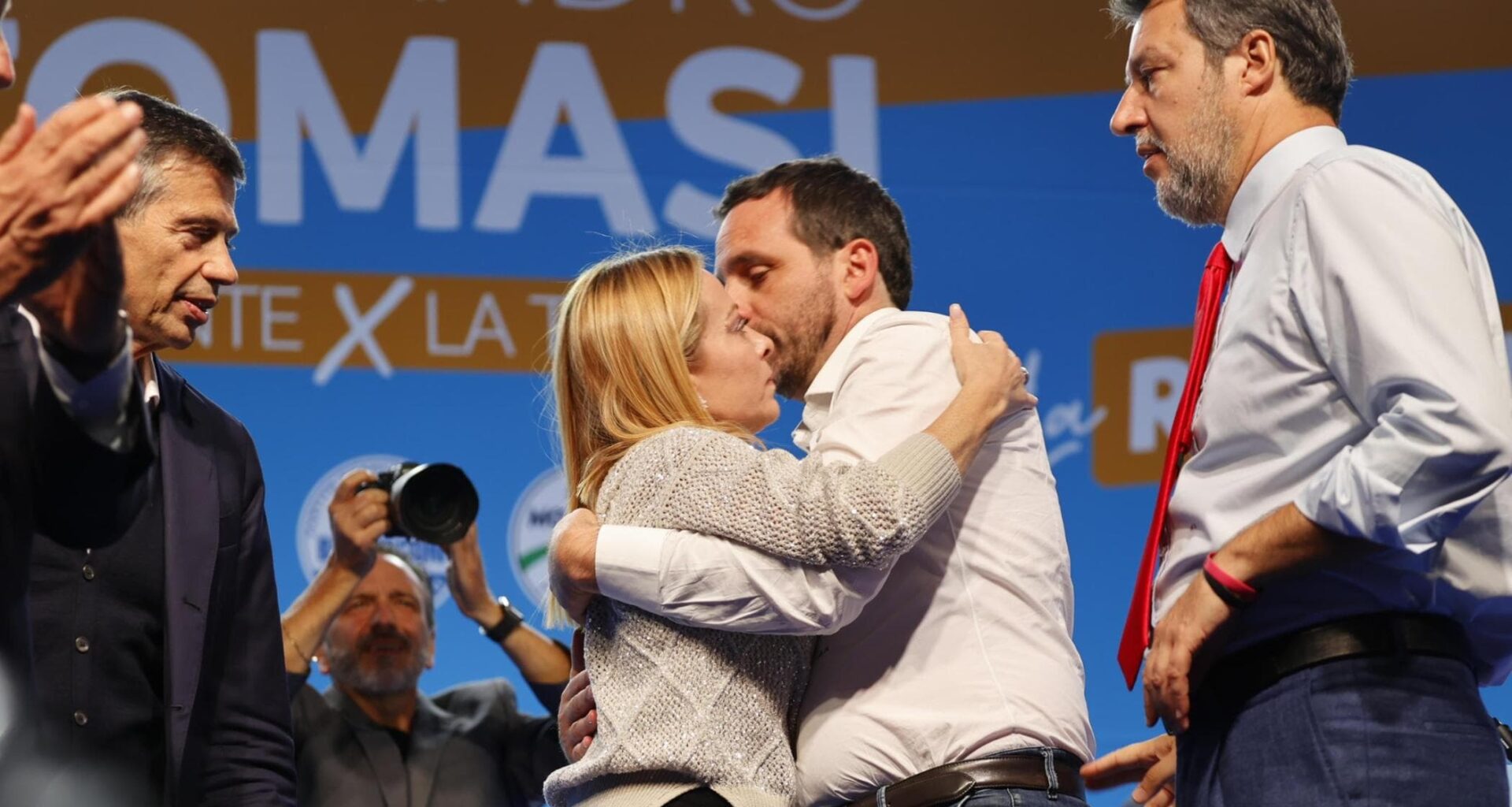 Toscana, la destra rincorre e alza i toni: “Qui rossi dai tempi di Mao”. Sfida dei comizi con Renzi - la Repubblica