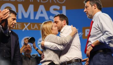 Toscana, la destra rincorre e alza i toni: “Qui rossi dai tempi di Mao”. Sfida dei comizi con Renzi - la Repubblica