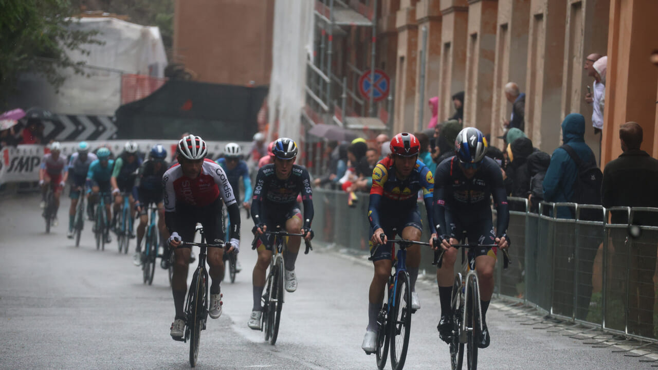 Il Giro dell'Emilia attraversa la Bassa, sabato chiudono le strade sul percorso
