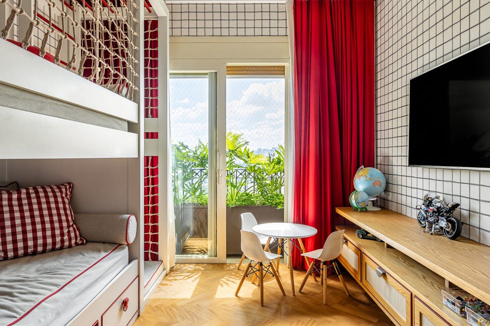 paneles pivotantes de madera definen los espacios de esta casa que ha mantenido algunos de sus elementos originales y tiene un balcon precioso