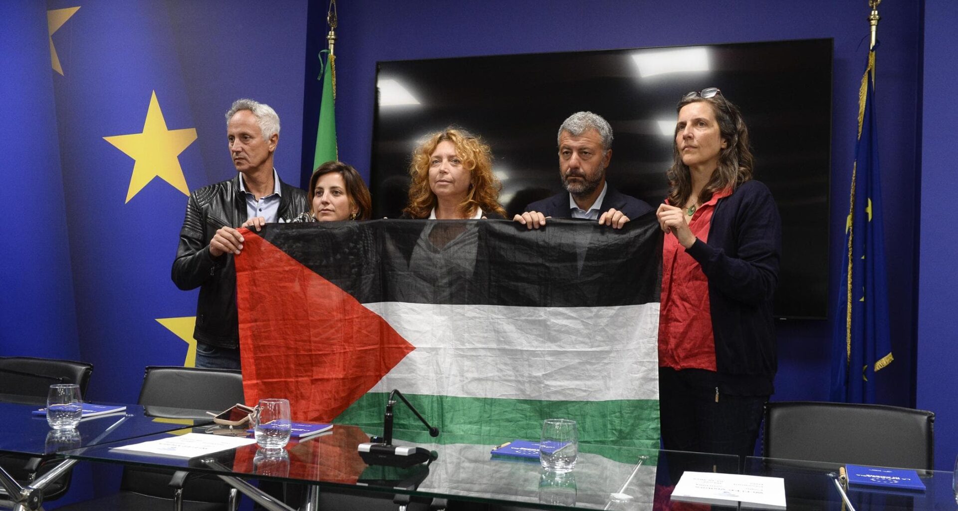 Flotilla, rientrano 26 italiani. “Greta Thunberg umiliata”. Israele smentisce: “Sfacciate menzogne” - la Repubblica