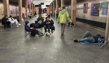 Kyjiv si sveglia sotto le bombe ogni notte, mentre noi dormiamo