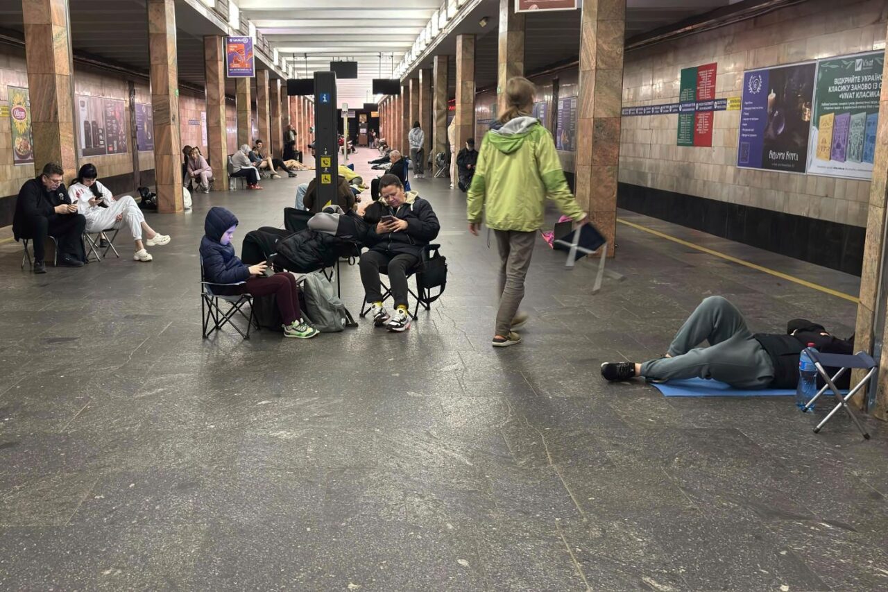 Kyjiv si sveglia sotto le bombe ogni notte, mentre noi dormiamo