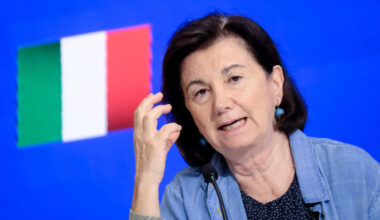 Le assurde parole di Roccella su Auschwitz, e il risentimento del governo contro la sinistra