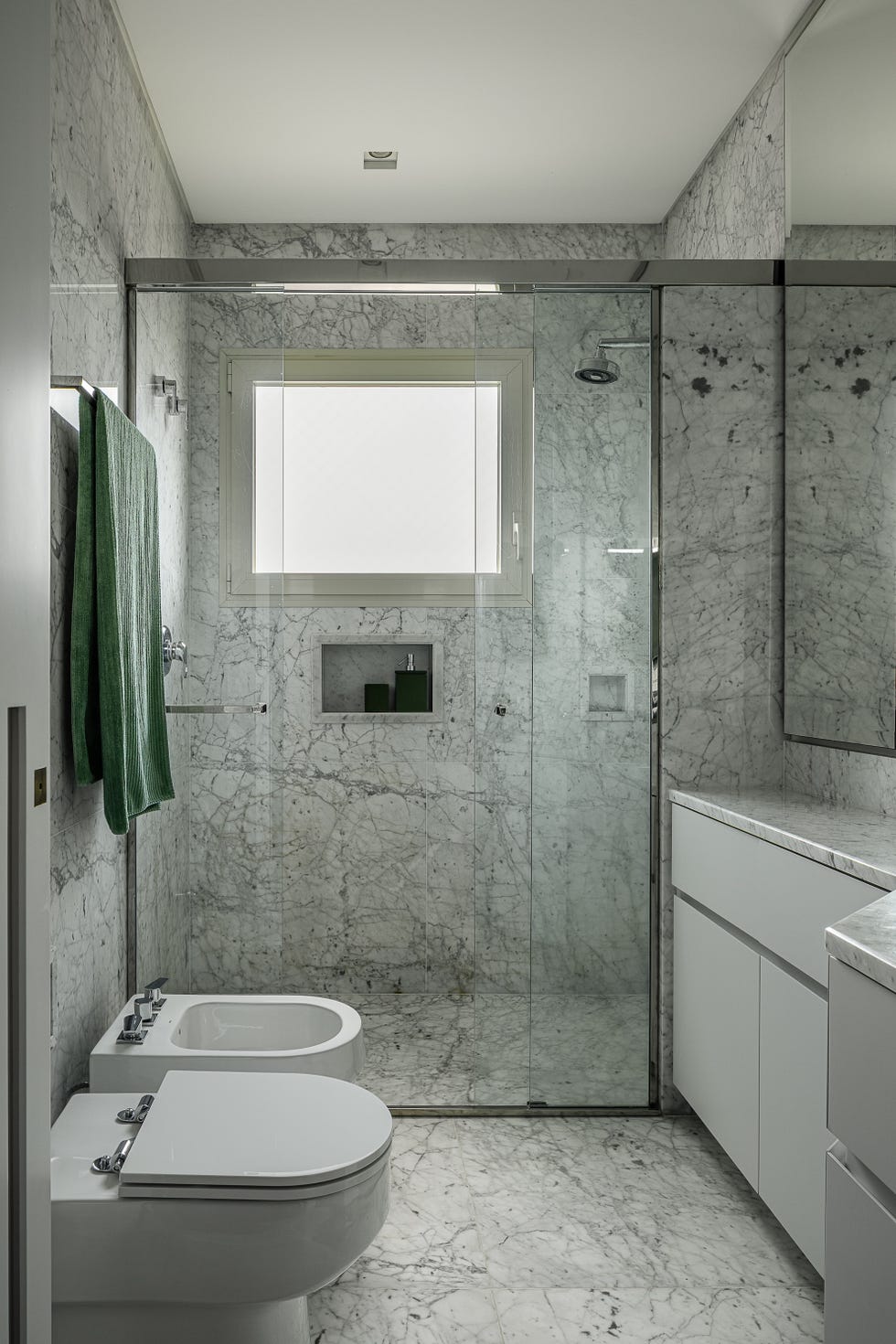 paneles pivotantes de madera definen los espacios de esta casa que ha mantenido algunos de sus elementos originales y tiene un balcon precioso