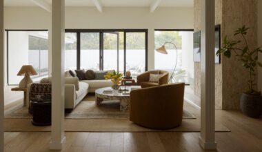 Una villa mid-century tinta dai colori dell'autunno, tra luce e armonia