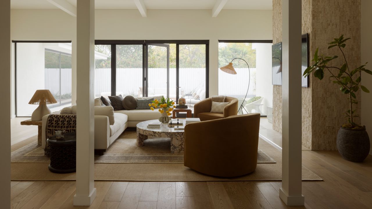 Una villa mid-century tinta dai colori dell'autunno, tra luce e armonia