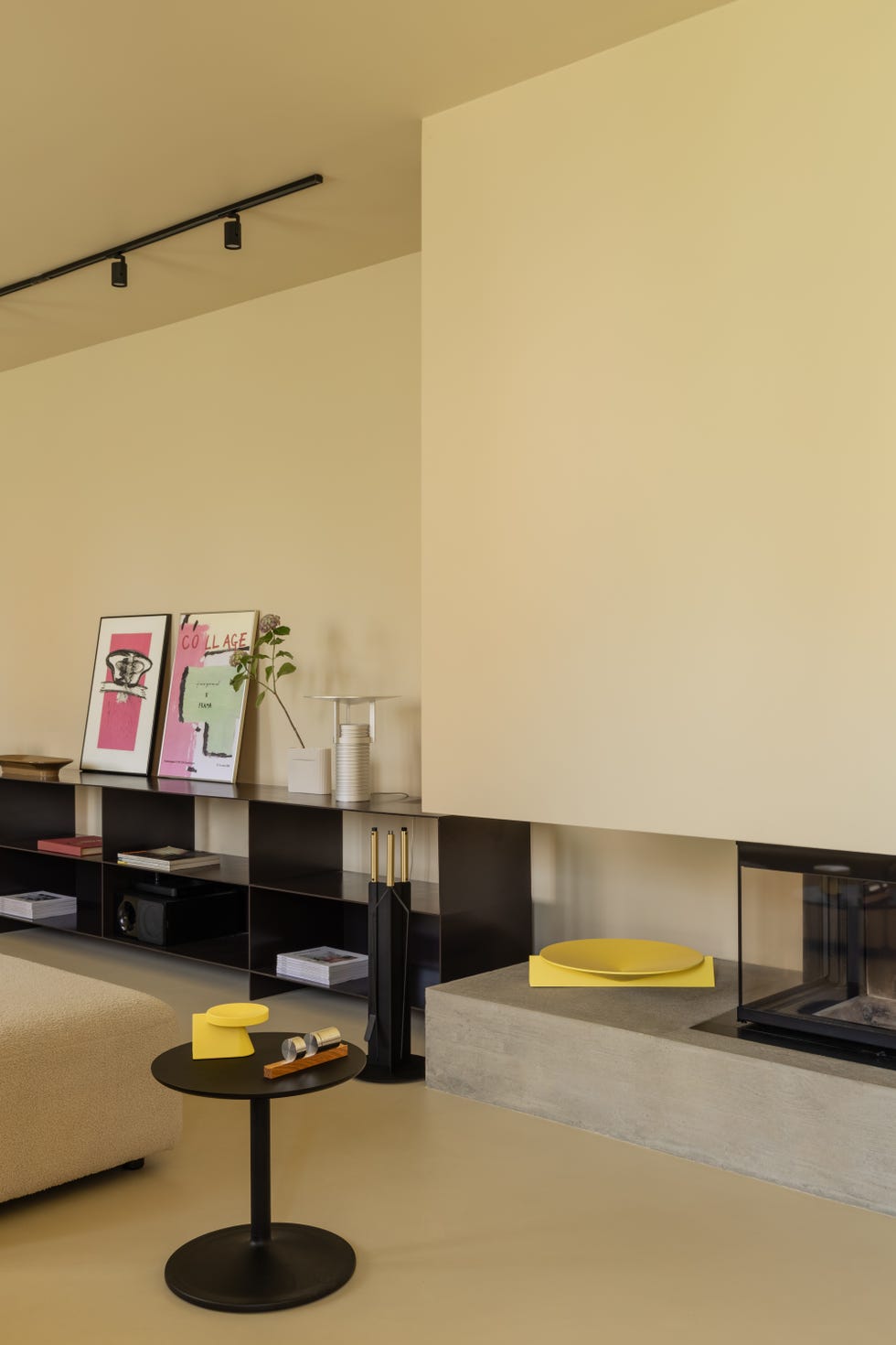 dettaglio di salotto con camino