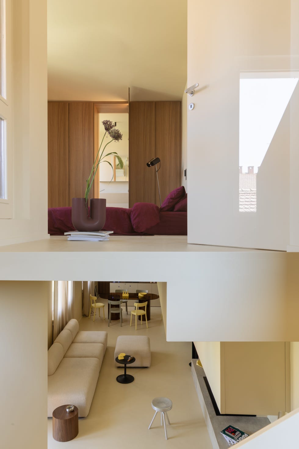 prospettiva della sala dalla scala che conduce al piano superiore con letto