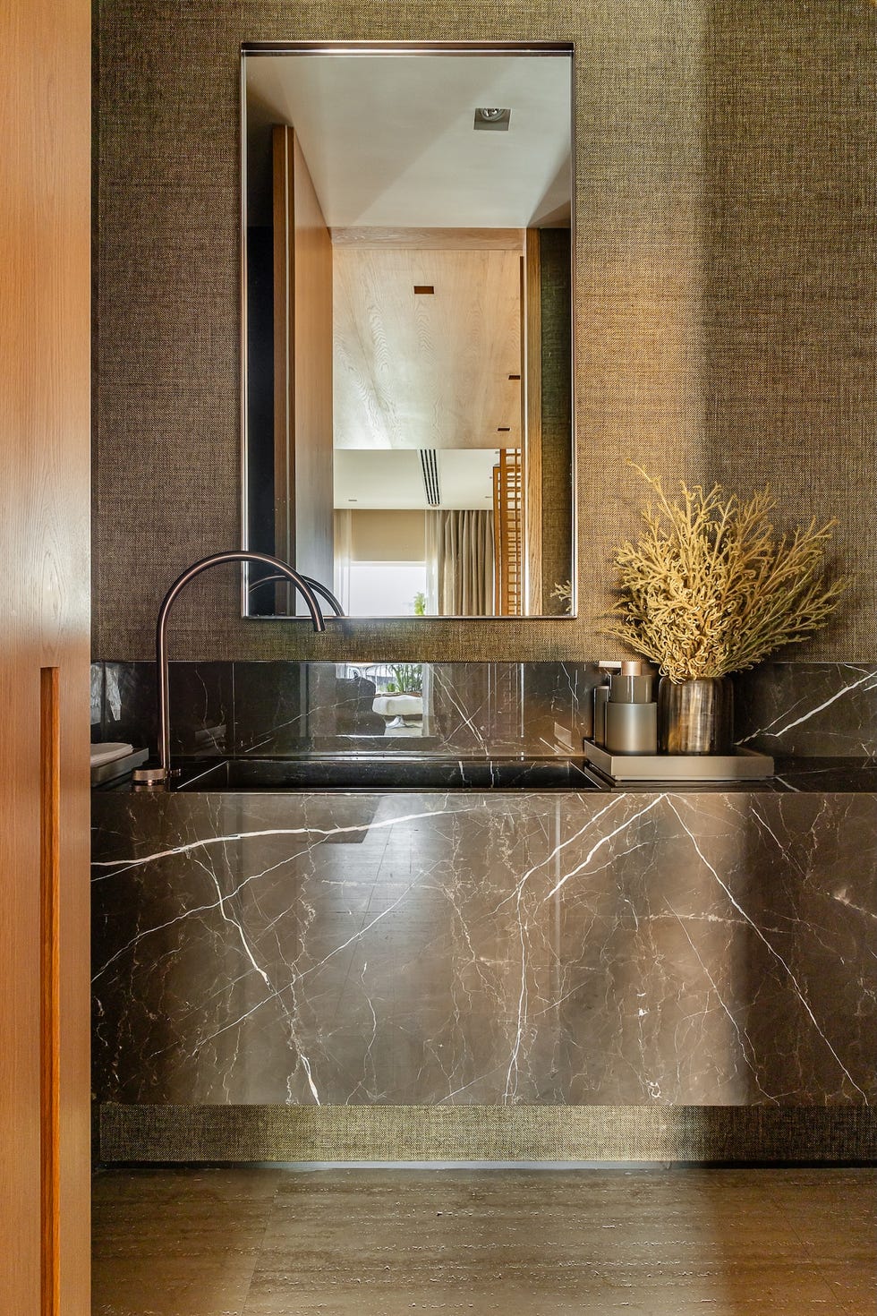 paneles pivotantes de madera definen los espacios de esta casa que ha mantenido algunos de sus elementos originales y tiene un balcon precioso