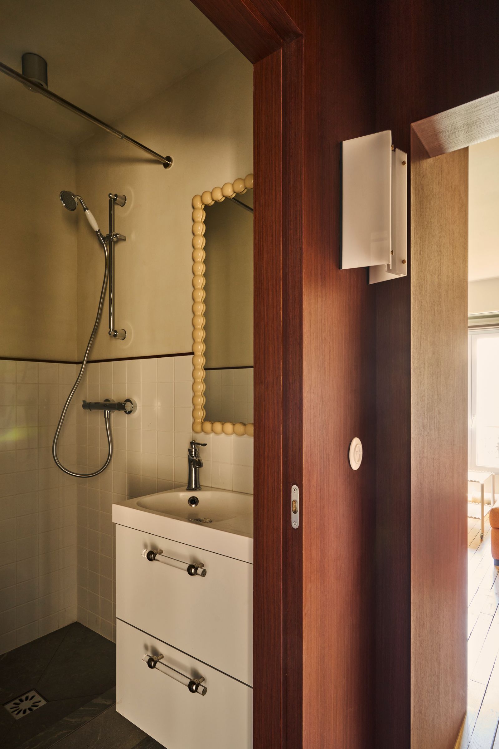 bagno piccolo doccia mobile vanity con cassetti specchio porta scorrevole applique