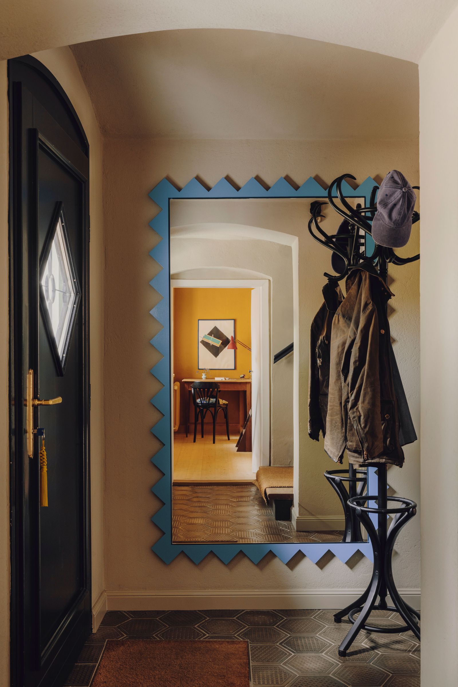 ingresso specchio blu con bordo a zigzag appendiabiti