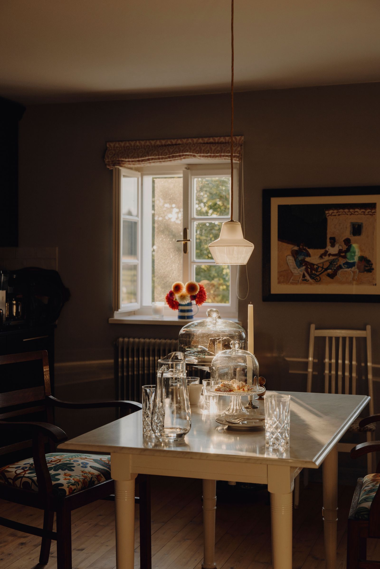 sala da pranzo tavolo vintage bicchieri caraffe