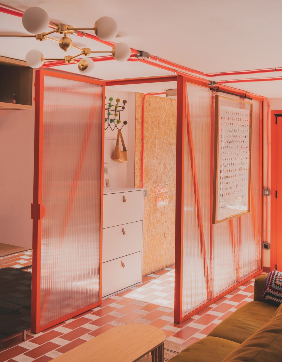 dos mamas, dos gemelas y hasta una coneja viven en esta bonita casa naranja y verde rehabilitada en el barrio de fuencarral