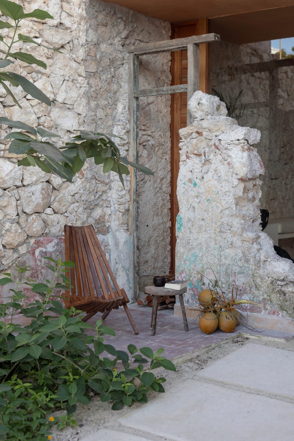 casa de yucatan recibe con jardin, dos alturas y dos piscinas, una en un patio y otra en la azotea