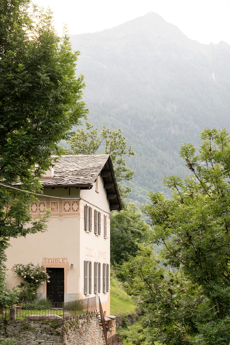 una vecchia scuola di montagna trasformata in casa vacanze