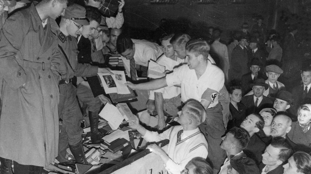 Non solo i nazisti: il potere vuole ancora bruciare libri