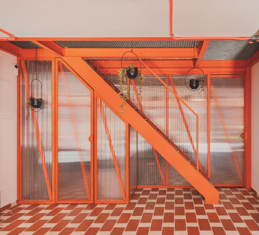 dos mamas, dos gemelas y hasta una coneja viven en esta bonita casa naranja y verde rehabilitada en el barrio de fuencarral