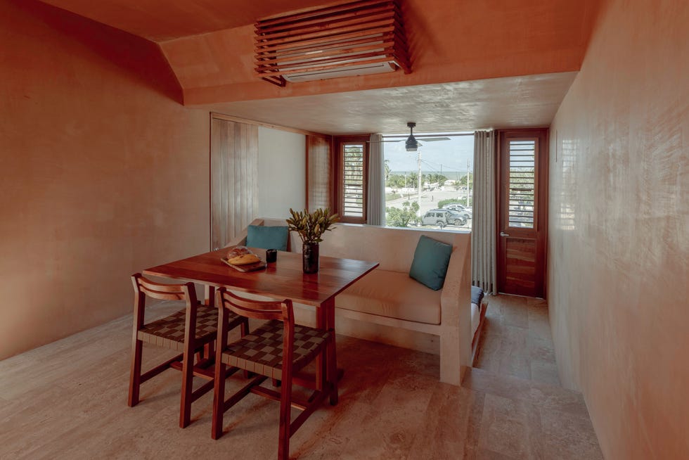 casa de yucatan recibe con jardin, dos alturas y dos piscinas, una en un patio y otra en la azotea