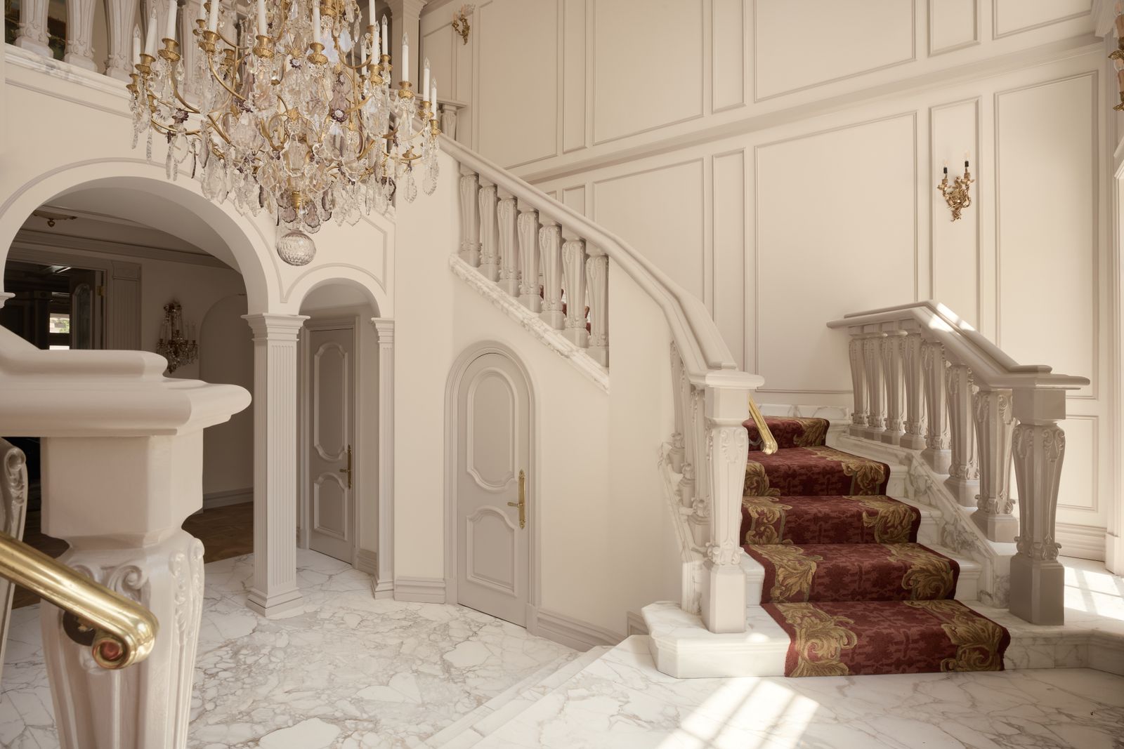 villa a Hollywood ingresso scala lampadario