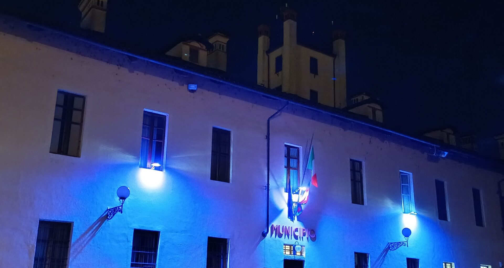 Polonghera Il municipio si illumina di rosa - Per sensibilizzare sulla ricerca contro il tumore al seno