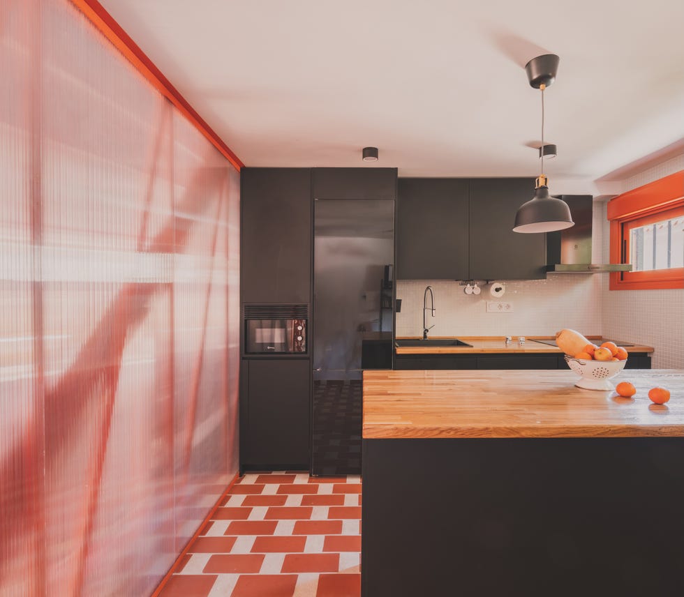 dos mamas, dos gemelas y hasta una coneja viven en esta bonita casa naranja y verde rehabilitada en el barrio de fuencarral