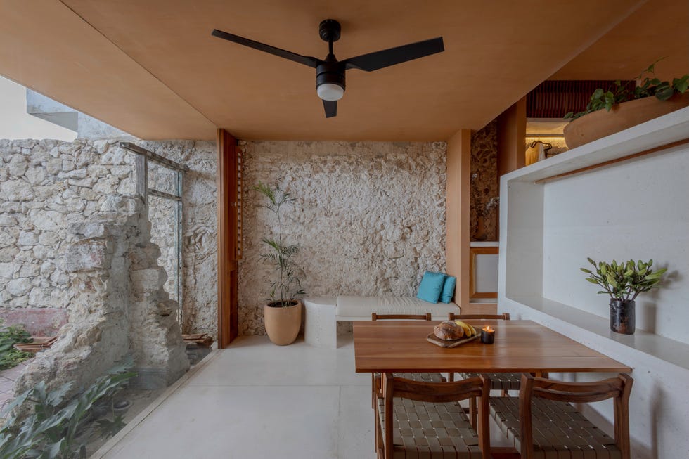 casa de yucatan recibe con jardin, dos alturas y dos piscinas, una en un patio y otra en la azotea