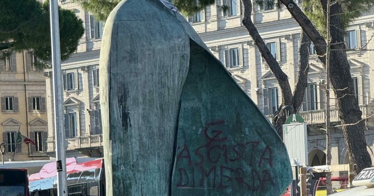 la scritta sulla statua del Papa fa arrabbiare Meloni