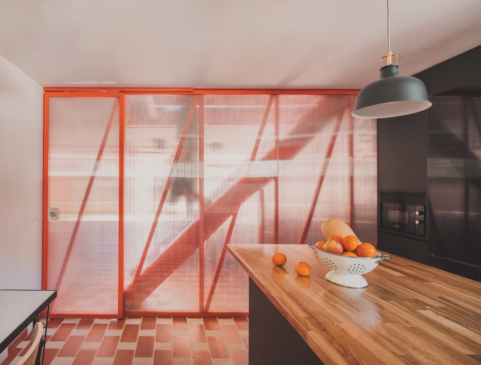 dos mamas, dos gemelas y hasta una coneja viven en esta bonita casa naranja y verde rehabilitada en el barrio de fuencarral