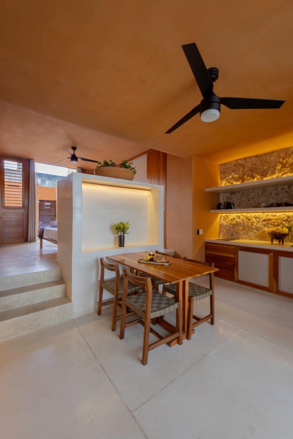 casa de yucatan recibe con jardin, dos alturas y dos piscinas, una en un patio y otra en la azotea
