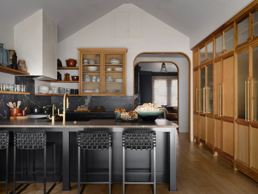 cocina negra con madera