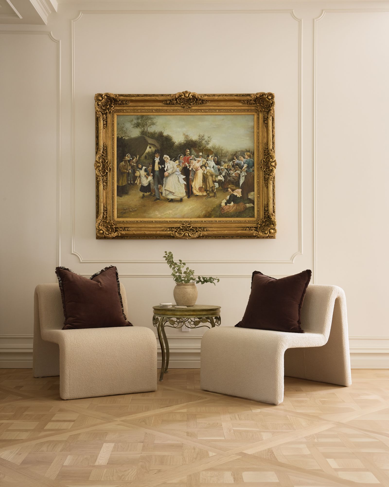 sedie beige curve con cuscini marroni tavolino d'appoggio e quadro antico