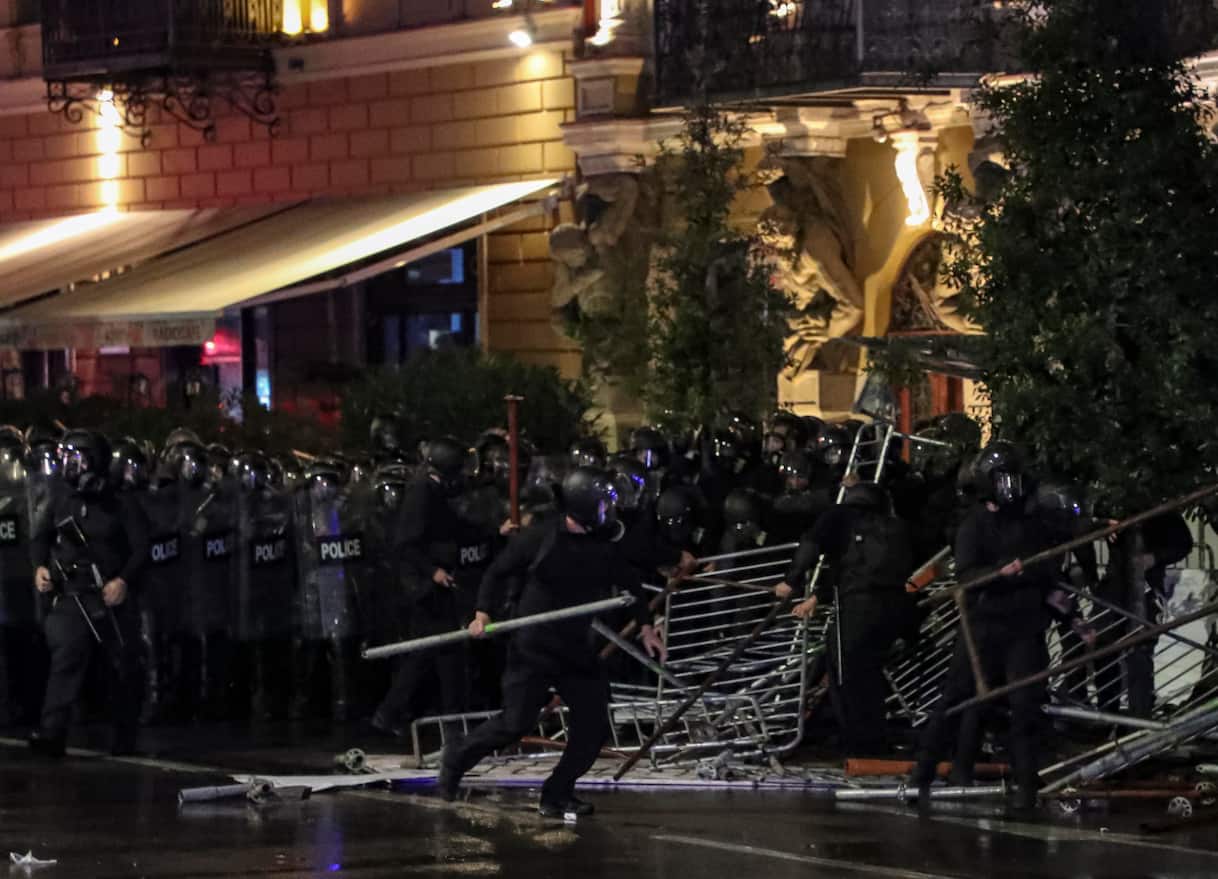 Migliaia in piazza a Tbilisi, scontri con la polizia. FOTO