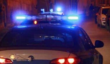 Ravenna, accoltella i genitori nel sonno: arrestato 14enne. Sul web le ricerche prima dell'aggressione: «Come impugnare un coltello»
