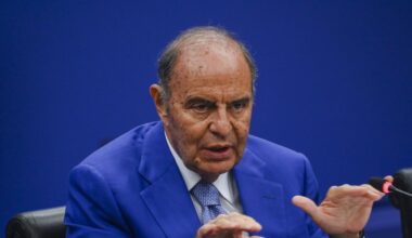 «Vespa infame»: scritta nell'ascensore della Rai. E l'azienda apre un'inchiesta
