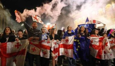 Ritorno a Tbilisi, dove la libertà è sospesa: cosa sta succedendo in Georgia dopo 300 notti di proteste