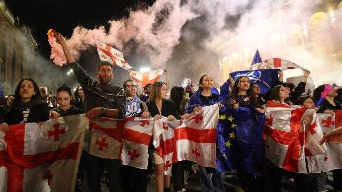 Ritorno a Tbilisi, dove la libertà è sospesa: cosa sta succedendo in Georgia dopo 300 notti di proteste
