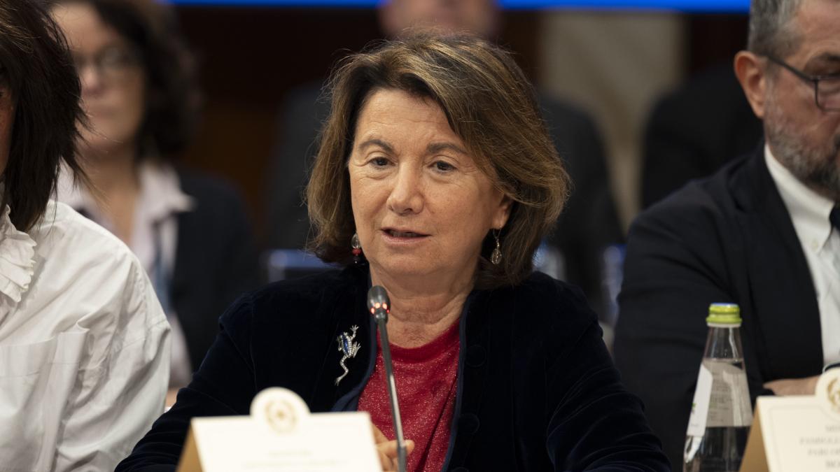 Roccella sulle gite ad Auschwitz: «Servono a dire che l'antisemitismo appartiene solo al fascismo». Liliana Segre: «Verità fa male a chi ha scheletri negli armadi»