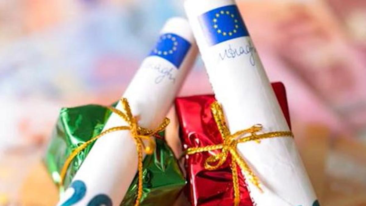 Tredicesima «detassata», di quanto aumenterebbe la busta paga: fino a 2.200 euro in più, le simulazioni (e le due ipotesi)