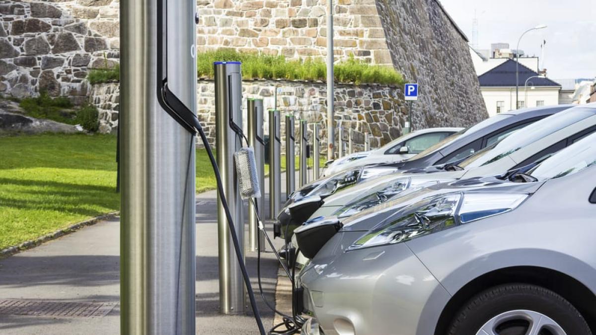 Incentivi auto elettriche, slitta il click day del 15 ottobre 2025: cosa succede