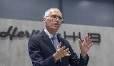 Stellantis, la previsione fosca dell’ex ceo Tavares: «Può finire a pezzi» (e le fabbriche europee andranno ai cinesi)